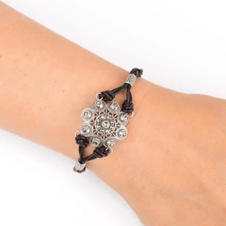 Pulsera Néfele Botón Charro de plata de primera de ley con marcasitas. Cuero negro. Motivo: 2,5cm. Foto en muñeca.