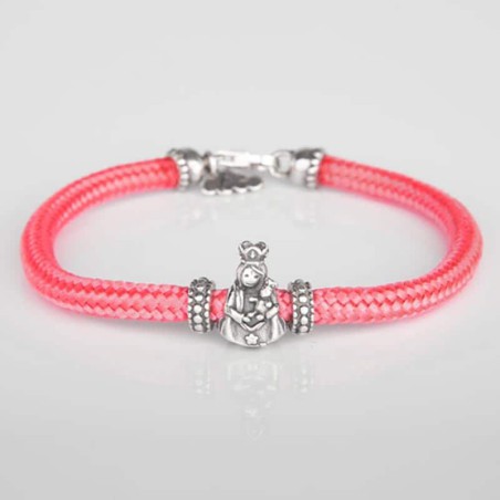 Pulsera cordón de cabo rosa con cierre mosquetón. Con charm de Virgencita de la Almudena en plata de ley. Muestra principal.