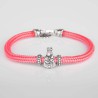 Pulsera cordón de cabo rosa con cierre mosquetón. Con charm de Virgencita de la Almudena en plata de ley. Muestra principal.