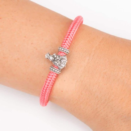 Pulsera cordón de cabo rosa con cierre mosquetón. Con charm de Virgencita de la Almudena en plata de ley. Muestra secundaría.