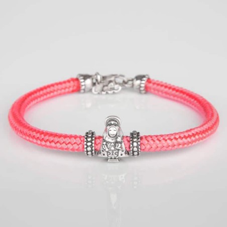 Pulsera cordón de cabo rosa con cierre mosquetón. Con. charm de Virgencita del Pilar de plata de ley. Motivo principal.