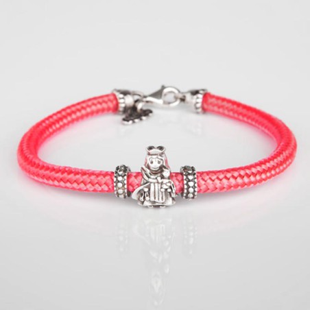 Pulsera de cordon de cabo rosa con cierre mosquetón. Con charm de Virgencita del Carmen en plata de ley. Muestra principal.