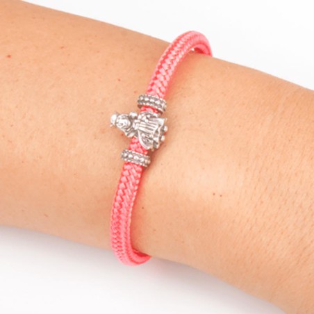 Pulsera de cordon de cabo rosa con cierre mosquetón. Con charm de Virgencita del Carmen en plata de ley. Muestra secundaria.