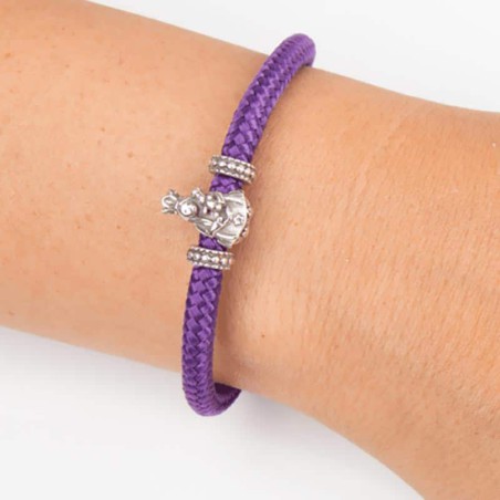 Pulsera cordón de cabo morado con cierre mosquetón. Con Charm de Virgencita de la Almudena en plata de ley. Muestra secundaria.