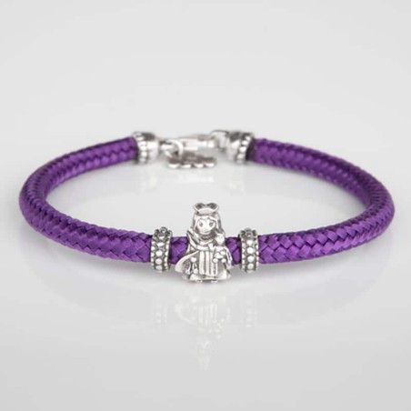 Pulsera de cordón de cabo morado con cierre mosquetón. Con Charm de Virgencita del Carmen en plata de ley. Muestra principal.