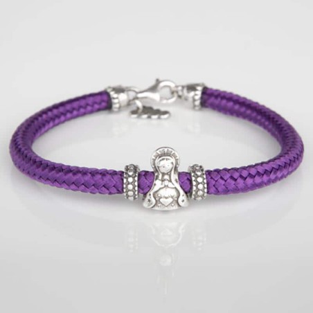 Pulsera de cordón de cabo morado con cierre mosquetón. Con Charm de Virgencita Niña en plata de ley. Muestra principal.