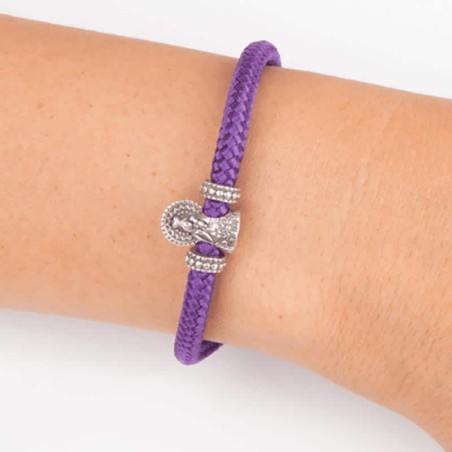 Pulsera de cordón de cabo morado con cierre mosquetón. Con charm de Virgencita del Pilar en plata de ley. Muestra secundaria.