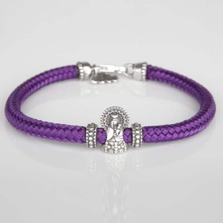 Pulsera de cordón de cabo morado con cierre mosquetón. Con charm de Virgencita del Pilar en plata de ley. Muestra principal.