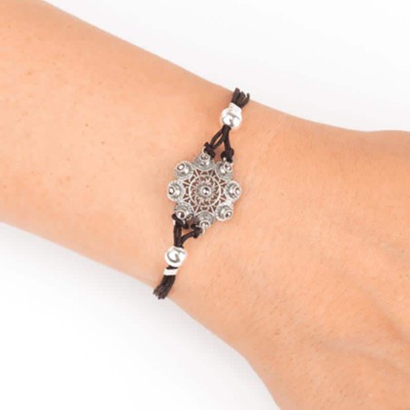 Pulsera cordón seda negra Botón Charro de plata de primera de ley con marcasitas. Motivo: 1,7cm. Largo: 18,5cm. Foto en muñeca.