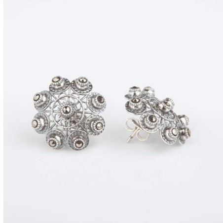 Pendientes botones charros en plata de. primera ley con marcasitas y cierre presión. Motivo 12mm grande.