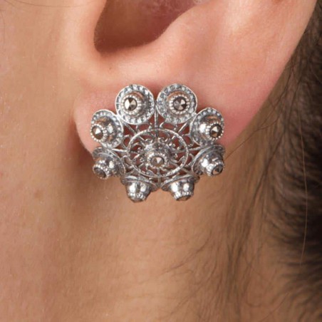 Pendientes botones charros en plata de. primera ley con marcasitas y cierre presión. Motivo 12mm grande. Muestra en modelo.