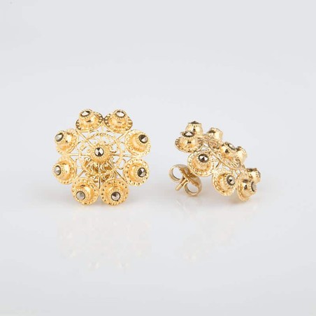 Pendientes botones charros de plata de primera ley con marcasitas. Con cierre a presion. Chapados oro de 23kt. Grandes 12mm.