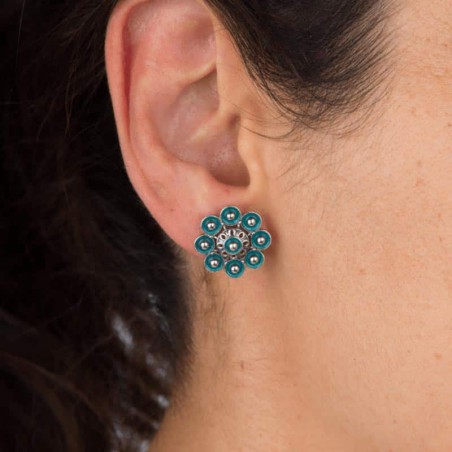 Pendientes Botón Charro de plata de ley, esmaltados en Turquesa. Cierre a presión. Botón 17 mm diámetro. Muestra en modelo.