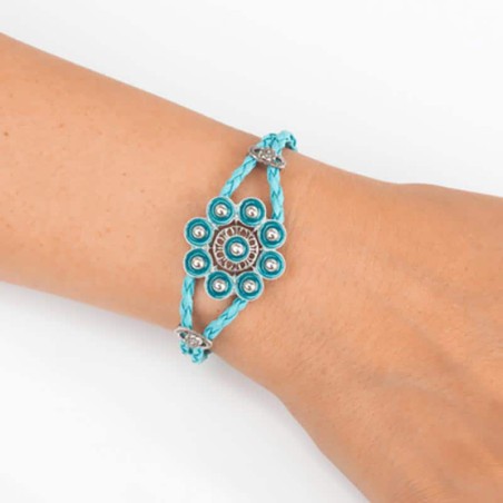 Pulsera cordón cuero entrelazado turquesa con Botón Charro de 19 cms. de plata de ley esmaltado en turquesa. Foto en muñeca.