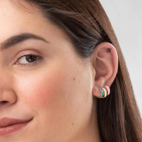Pendientes Aro exagonal en plata de ley, esmaltados en amarillo. Bañados en Oro de 18 klt. Con circonitas. Muestra en modelo.