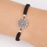 Pulsera de hilo macramé trenzado negro con Botón Charro de 15mm de plata de primera ley, ajustable. Foto en muñeca