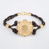 Pulsera Néfele Botón Charro de plata de primera de ley chapada en oro de 23kt. con marcasitas. Cuero negro. Motivo: 2,5cm.