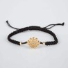 Pulsera de hilo negro macrame Néfele de Botón Charro de plata chapada en oro. Vista total.