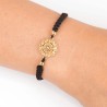 Pulsera de hilo negro macrame Néfele de Botón Charro de plata chapada en oro. Vista en muñeca.