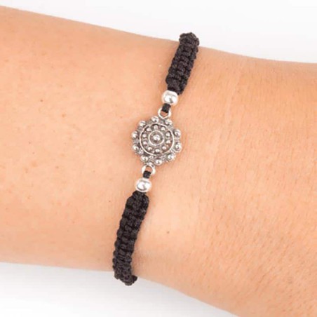 Pulsera de cordón de hilo negro trenzado con Botón Charro de 12 mm de plata de primera ley, ajustable. Foto en muñeca.