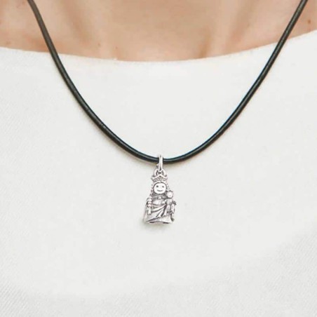 Colgante Virgencita María Auxiliadora en plata de ley con cordón de cuero con cierre plata ley. Muestra en modelo.