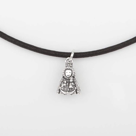Colgante Virgencita Fuensanta en plata de ley en cordón de cuero con el cierre en plata.