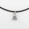 Colgante Virgencita Fuensanta en plata de ley en cordón de cuero con el cierre en plata.