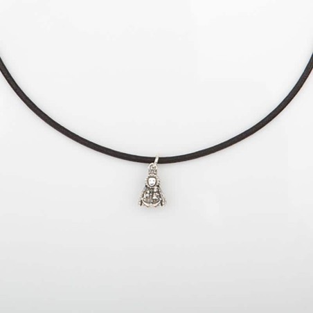 Colgante Virgencita Fuensanta en plata de ley en cordón de cuero con el cierre en plata. Muestra ampliada.