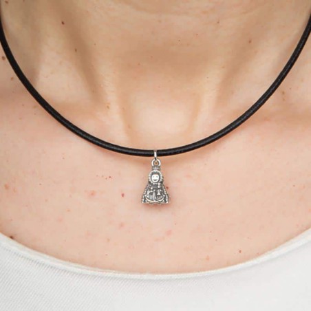 Colgante Virgencita Fuensanta en plata de ley en cordón de cuero con el cierre en plata. Muestra en modelo.