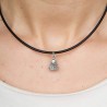 Colgante Virgencita Fuensanta en plata de ley en cordón de cuero con el cierre en plata. Muestra en modelo.