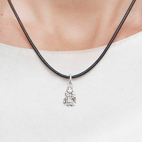 Colgante de Virgencita del Carmen en plata de ley en colgante de cuero con cierre en plata. Muestra en modelo.