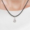 Colgante de Virgencita del Carmen en plata de ley en colgante de cuero con cierre en plata. Muestra en modelo.
