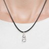 Colgante de Virgencita Santa Ana en plata de ley con cordón de cuero y cierre de plata. Muestra en modelo.
