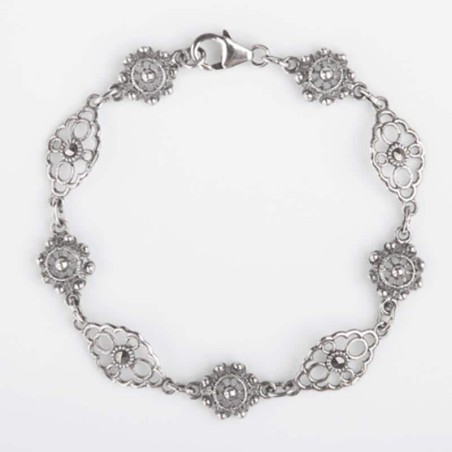 Pulsera de plata de primera ley con Botón charro y adornos de floritura, montadas con marcasitas. Foto secundaria.