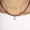 Colgante de Santa Teresa en plata de ley con cordón de cuero y cierre de plata. Muestra en modelo