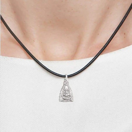Colgante Virgencita de Regla en plata de ley con cordón de cuero con cierre de plata de ley. Muestra en modelo.
