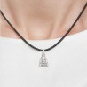 Colgante Virgencita de Regla en plata de ley con cordón de cuero con cierre de plata de ley. Muestra en modelo.