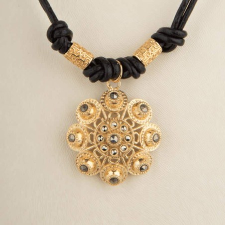 Collar Néfele Botón Charro de plata de primera ley chapado en oro de 23kt con Marcasitas y cordón de cuero en color negro.