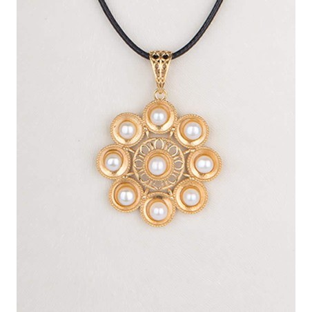 Collar Botón Charro de plata primera ley chapado en oro de 23 kt con Perlas y cordón en color negro.