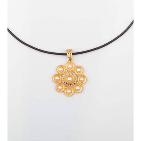 Collar Botón Charro de plata primera ley chapado en oro de 23 kt con Perlas y cordón en color negro. Muestra 2.