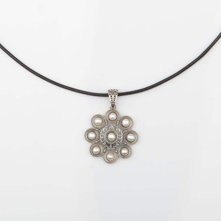 Collar Botón Charro de plata de primera ley con Perlas y cordón de cuero en color negro, pequeño. Muestra 2.