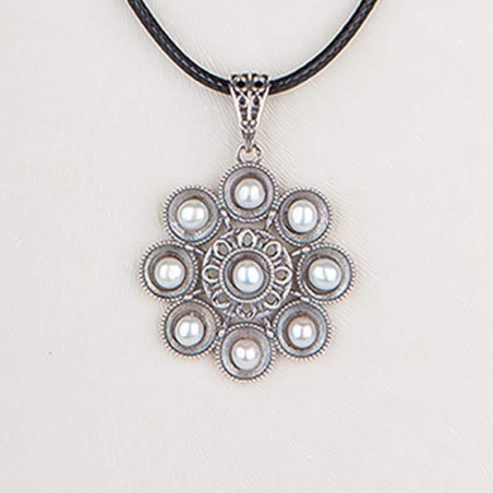 Collar Botón Charro de plata de primera ley con Perlas y cordón de cuero en color negro, pequeño.