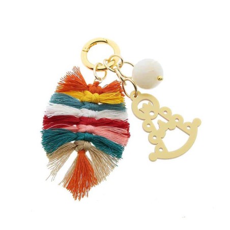 Adorno tipo llavero. En metal dorado con la Virgencita del Rocío, una bola color crema e hilo de colores.