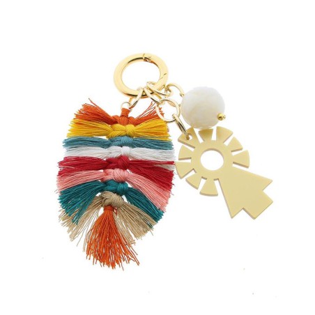 Adorno tipo llavero. En metal dorado con la Virgencita del Pilar, una bola color crema e hilo de colores.