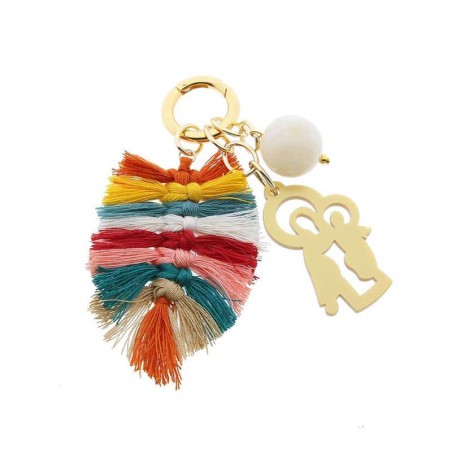 Adorno tipo llavero. En metal dorado con la Virgencita del Carmen, una bola color crema e hilo de colores.