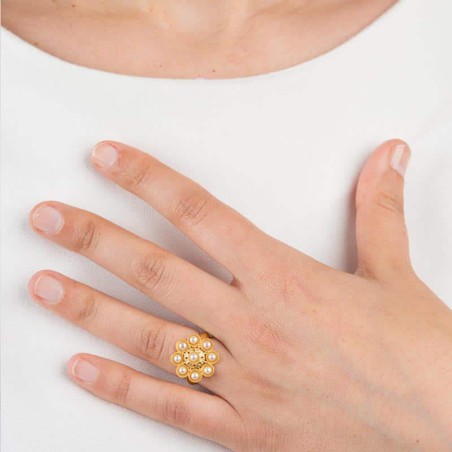 Anillo Néfele Botón Charro de plata de primera ley chapada en oro de 23 kilates. con perlas naturales. Modelo.