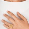 Anillo Néfele Botón Charro de plata de primera ley chapada en oro de 23 kilates. Muestra en modelo.