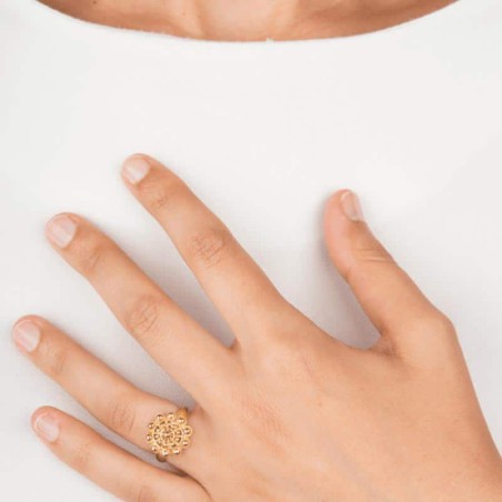Anillo Botón Charro de plata de primera ley chapada en oro de 23 kilates. Muestra en modelo.