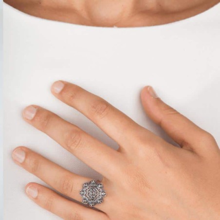 Anillo Botón Charro de plata de primera ley con Marcasitas. Pequeño. Muestra en modelo.