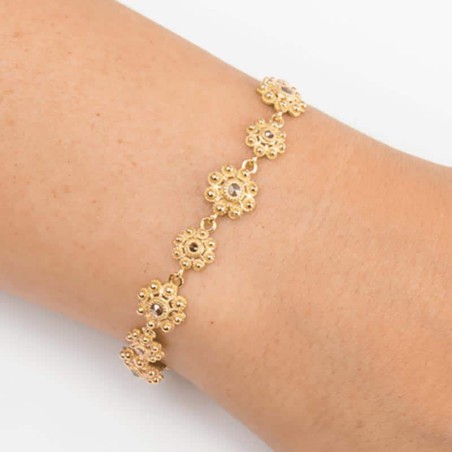 Pulsera de plata de primera ley chapada en oro de 23 kilates de Botones Charros de dos tamaños. Muestra colocada en muñeca.